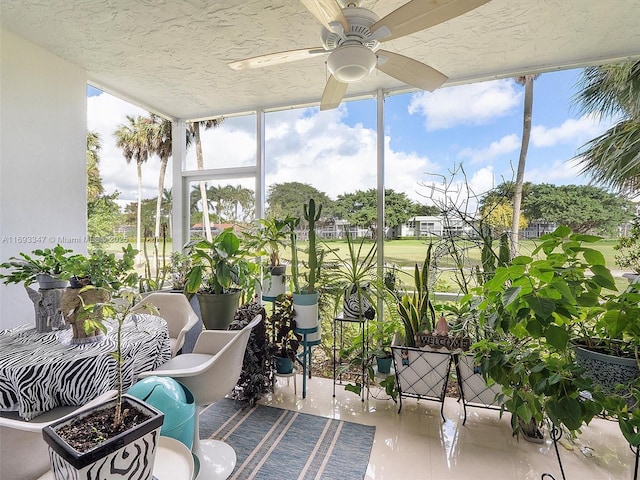 sunroom with ceiling fan