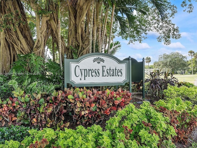 view of community / neighborhood sign