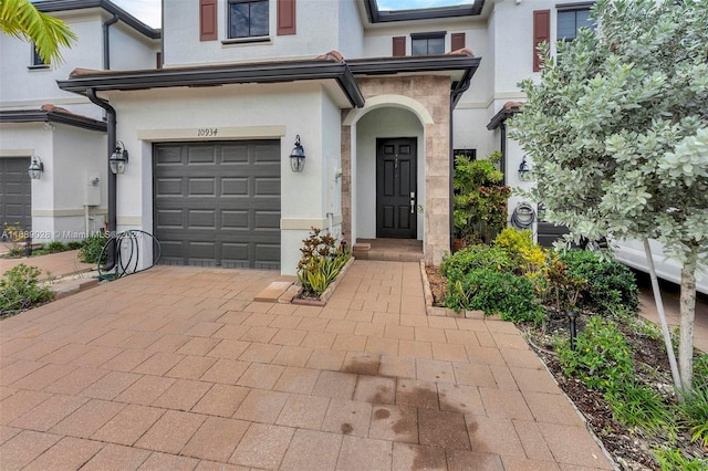 view of front of property featuring a garage