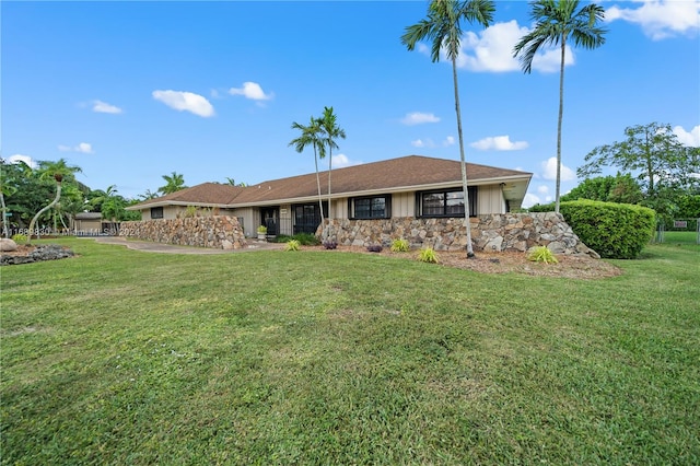 view of front facade featuring a front lawn