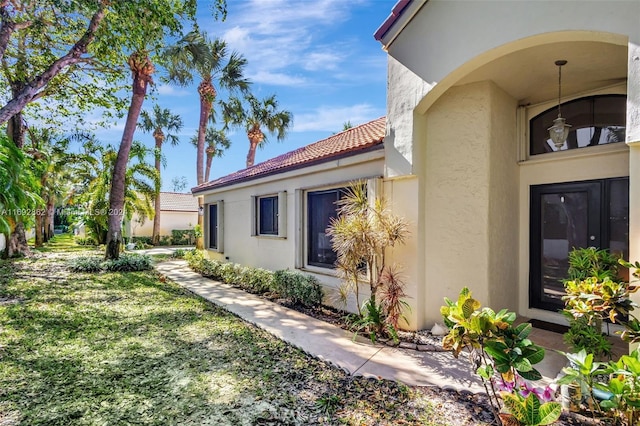 view of side of property featuring a lawn