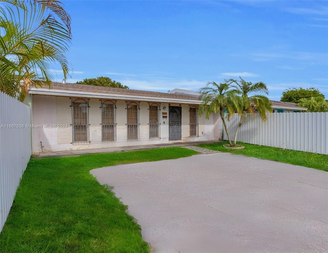 single story home with covered porch