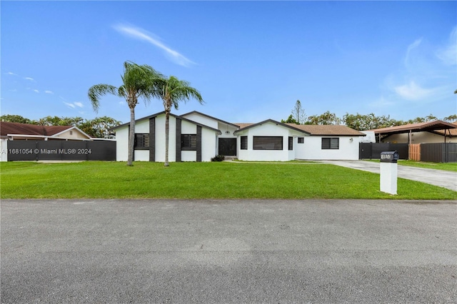 view of front of home featuring a carport and a front yard