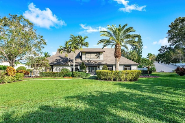 view of front of home featuring a front lawn