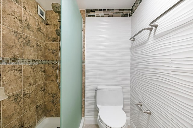 bathroom featuring toilet and tiled shower