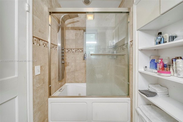 bathroom with combined bath / shower with glass door