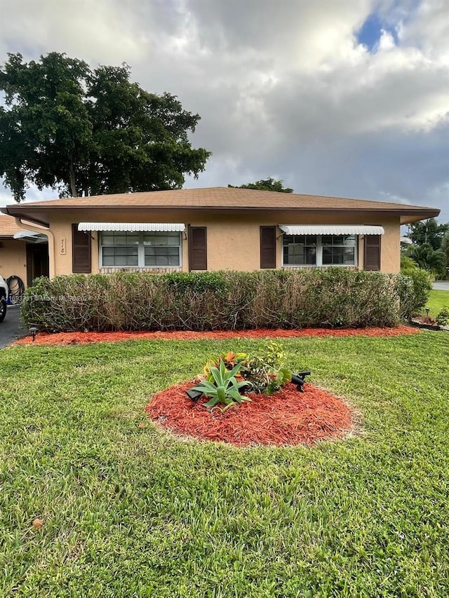 view of front of property featuring a front yard