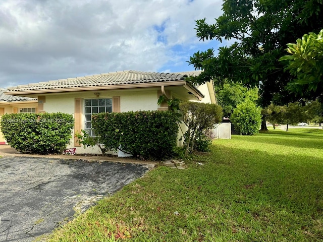 view of side of property featuring a yard