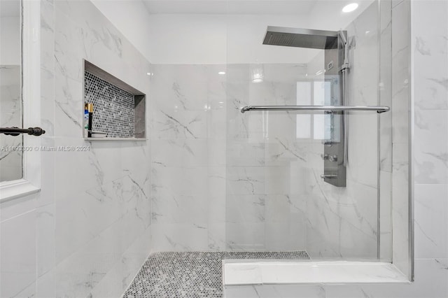 bathroom featuring a tile shower