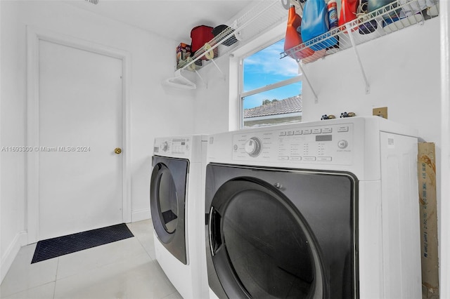 washroom featuring light tile patterned flooring and independent washer and dryer