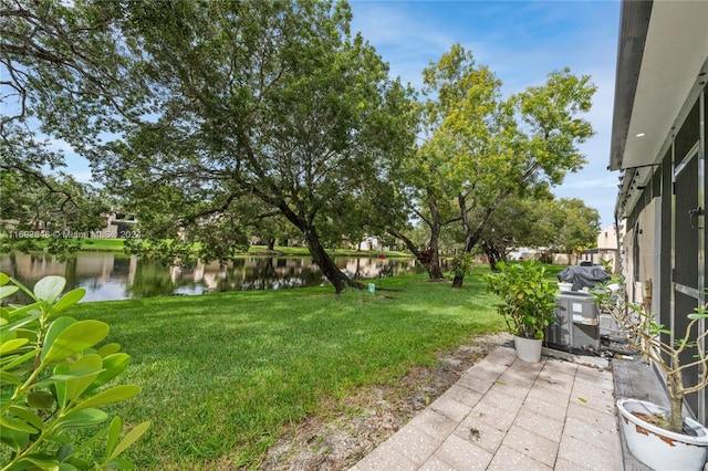 view of yard featuring a water view