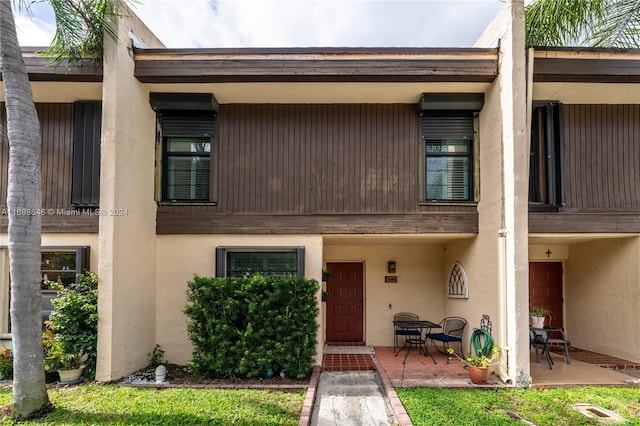 view of front of property featuring a patio