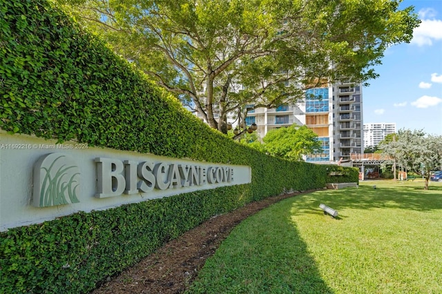 view of property's community featuring a lawn