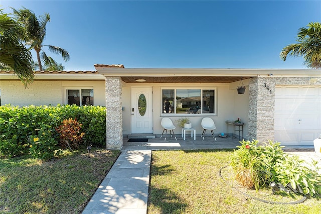 view of front of house with a garage and a front lawn