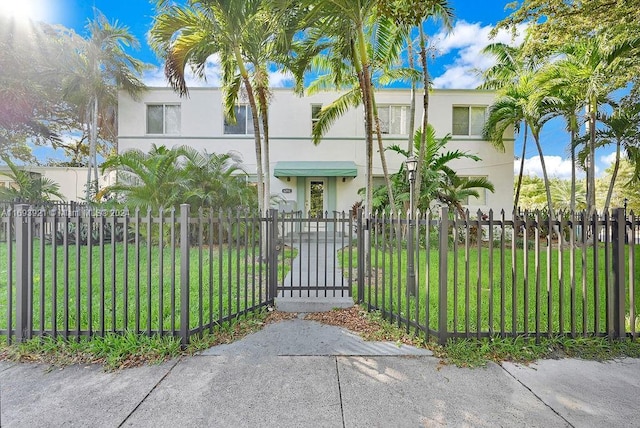 view of front of house featuring a front lawn