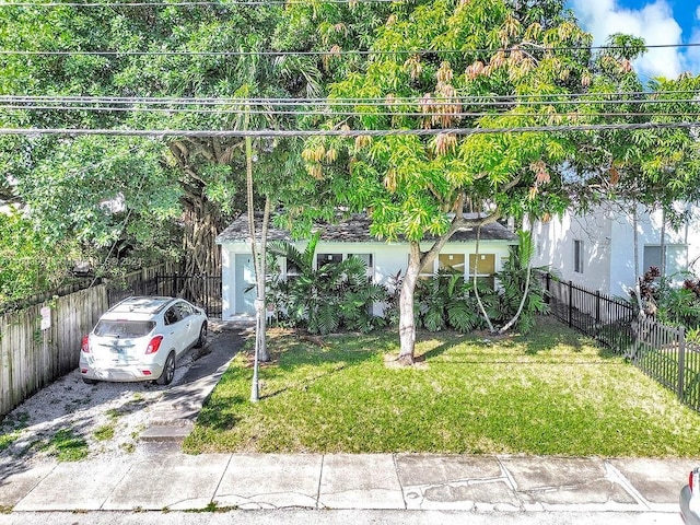 view of front of house with a front lawn