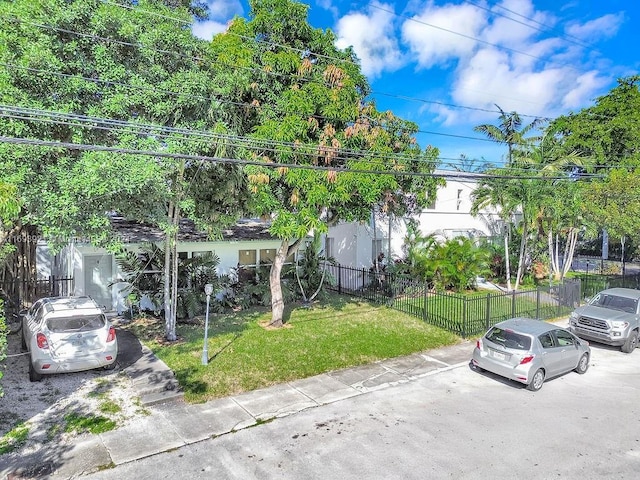 view of front of house featuring a front yard