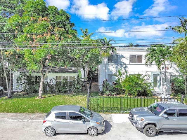 view of front facade with a front yard