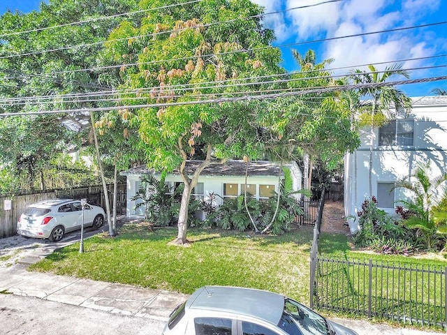 view of front of home featuring a front lawn