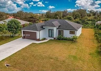 view of front of house featuring a front lawn and a garage