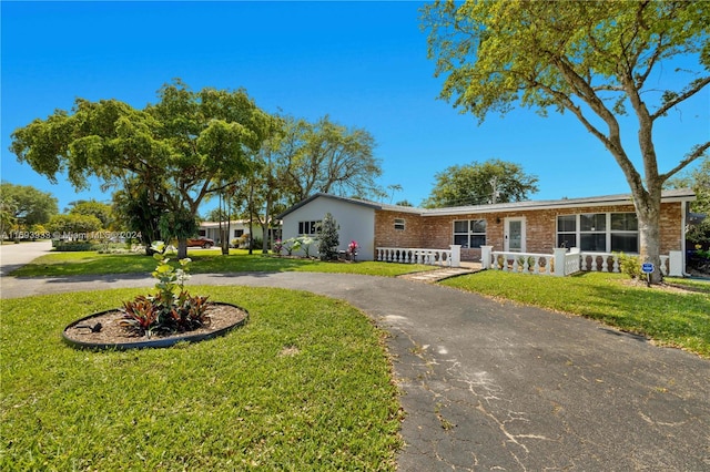 ranch-style house featuring a front yard