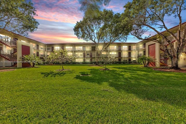 view of yard at dusk