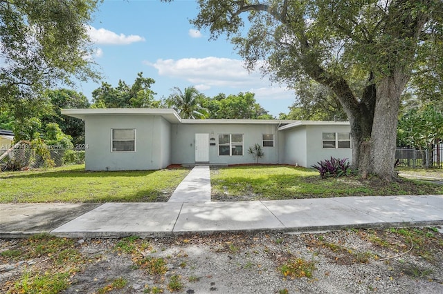 view of front of house featuring a front lawn