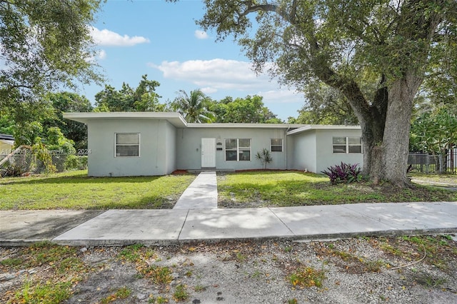 view of front of house featuring a front lawn