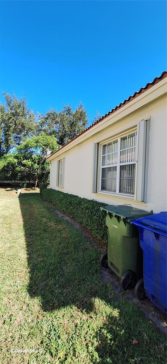 view of side of property featuring a yard