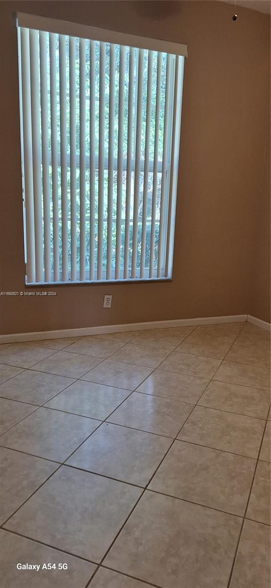 empty room featuring light tile patterned floors