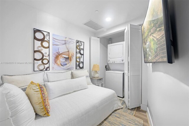 121 NE 34th St Unit 3014, Miami, FL 33137 - bedroom featuring stacked washer and clothes dryer and baseboards