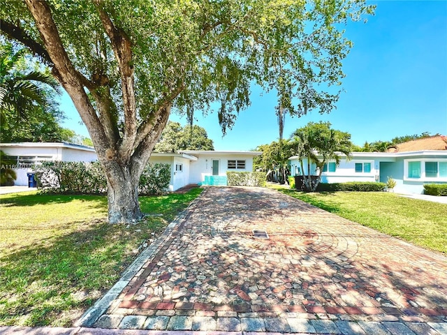 single story home with a front yard