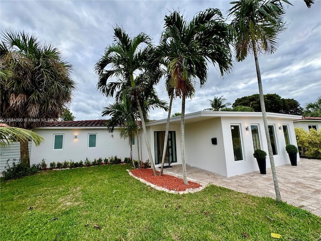 view of front of home featuring a patio area and a front yard