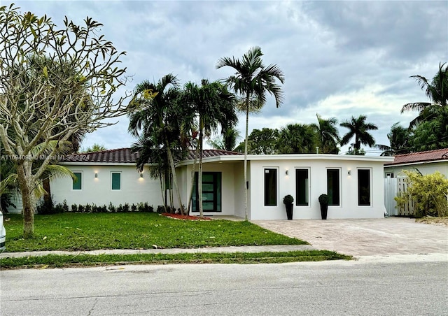 view of front of home featuring a front lawn