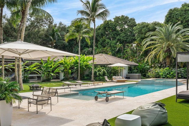 view of swimming pool with an in ground hot tub, a diving board, and a patio