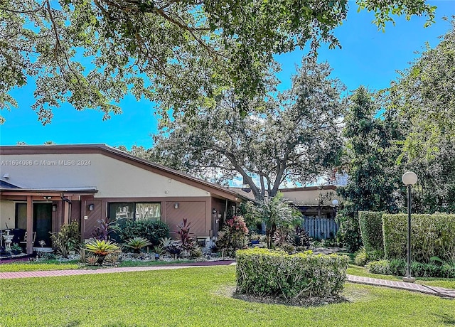 view of front of home featuring a front lawn