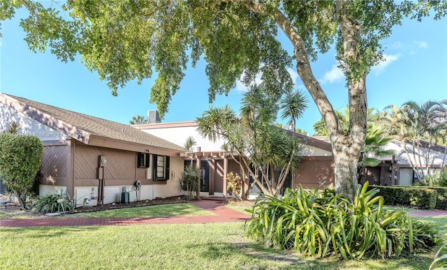 ranch-style house featuring a front yard