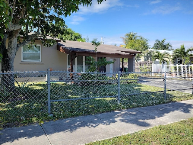 ranch-style house featuring a front lawn