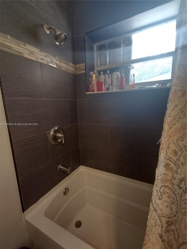 bathroom featuring tiled shower / bath combo