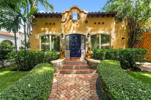 property entrance with stucco siding