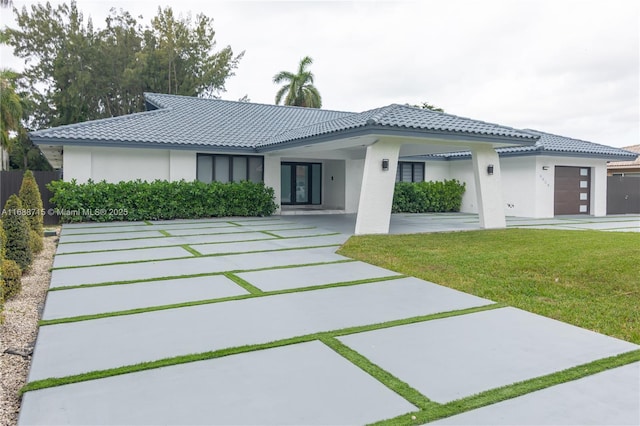 view of front of home featuring a front yard and a garage