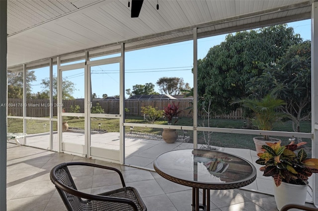 sunroom with ceiling fan