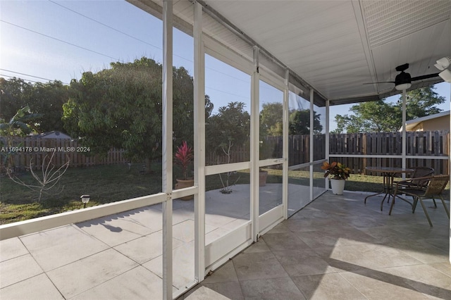 sunroom with ceiling fan