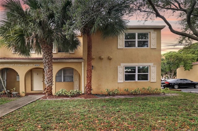 view of front of property featuring a yard