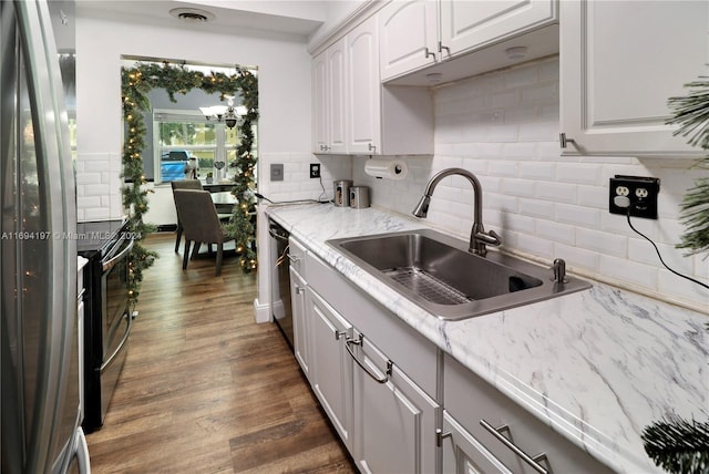 10710 La Placida Dr Unit 6-6, Coral Springs, FL 33065 - kitchen with a sink, stainless steel appliances, dark wood-style floors, tasteful backsplash, and white cabinets