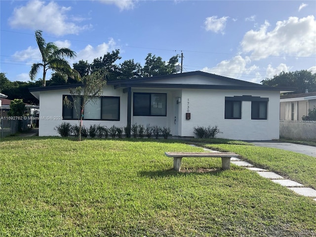 single story home featuring a front yard