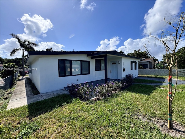 single story home with a front yard