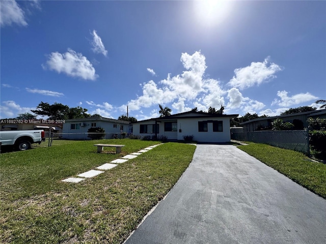 single story home featuring a front lawn