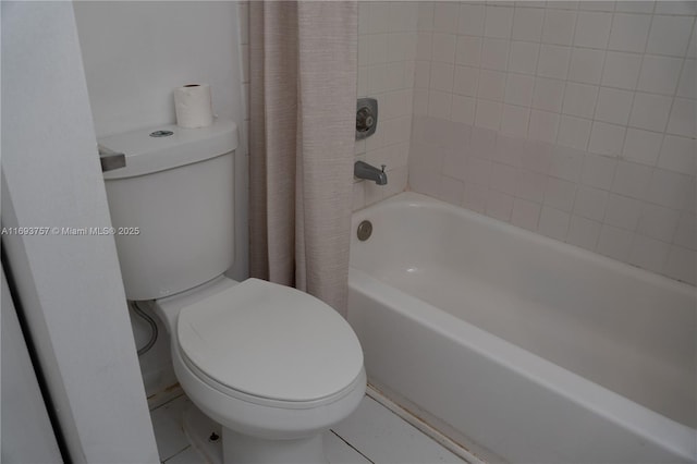 bathroom featuring toilet and shower / tub combo with curtain