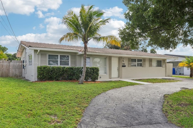 ranch-style home featuring a front lawn